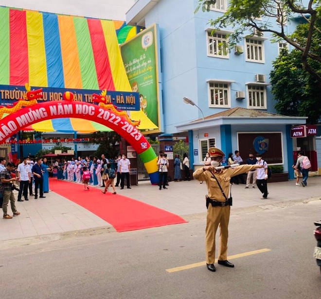 Công an Thủ đô phân luồng phục vụ học sinh toàn thành phố trong ngày khai giảng năm học mới ảnh 8