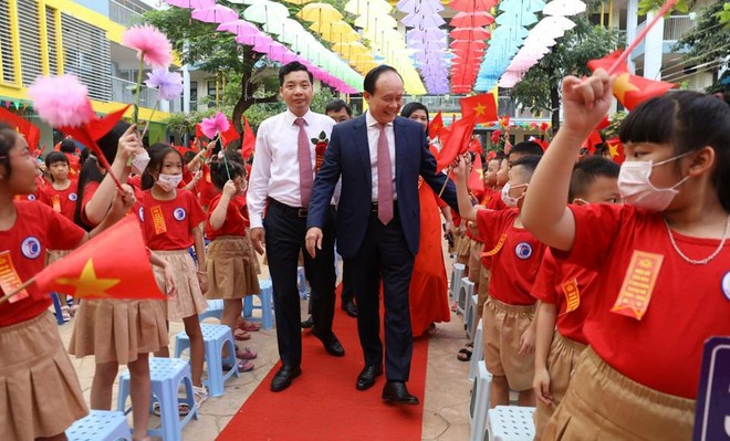 Lãnh đạo Hà Nội dự lễ khai giảng năm học mới tại các trường ở Đan Phượng, Ba Đình, Thanh Xuân... ảnh 2