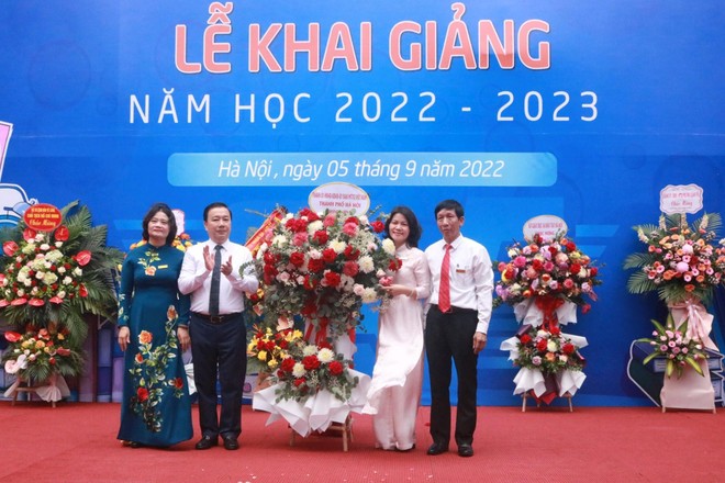 Lãnh đạo Hà Nội dự lễ khai giảng năm học mới tại các trường ở Đan Phượng, Ba Đình, Thanh Xuân... ảnh 3