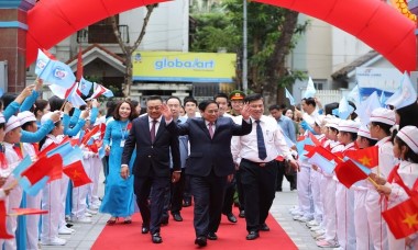 Thủ tướng Phạm Minh Chính chia vui ngày khai giảng với học sinh tiểu học Đoàn Thị Điểm - Hà Nội