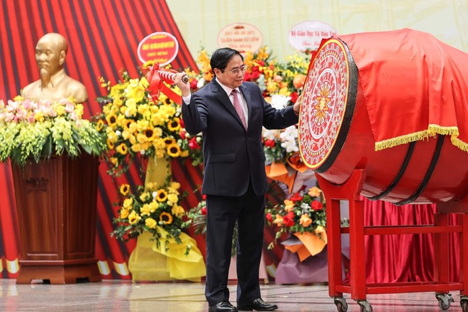 Thủ tướng Phạm Minh Chính chia vui ngày khai giảng với học sinh tiểu học Đoàn Thị Điểm - Hà Nội ảnh 2