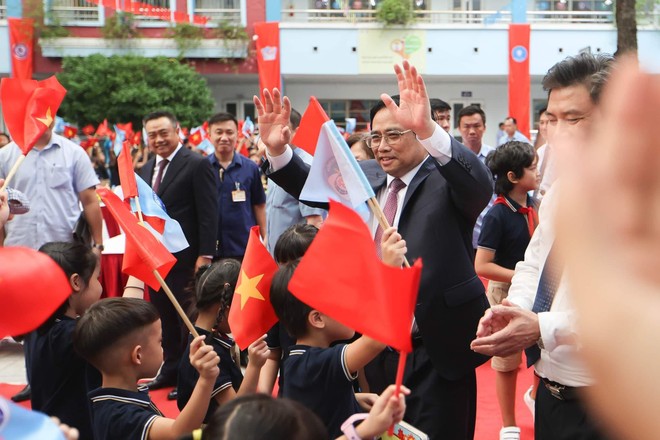 Thủ tướng Phạm Minh Chính chia vui ngày khai giảng với học sinh tiểu học Đoàn Thị Điểm - Hà Nội ảnh 4