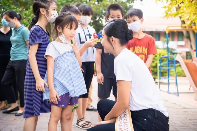 Á hậu Lương Thị Hoa Đan giản dị trong hành trình khuyến học tại quê nhà ảnh 4