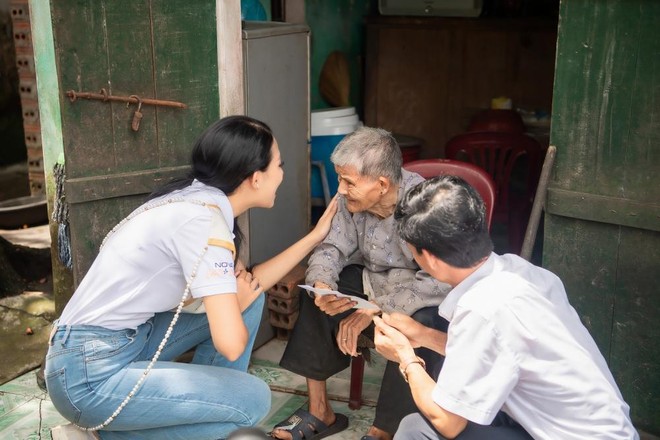 Á hậu Lương Thị Hoa Đan giản dị trong hành trình khuyến học tại quê nhà ảnh 6