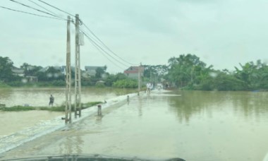 Lực lượng vũ trang huyện Chương Mỹ căng mình hỗ trợ nhân dân chống lũ