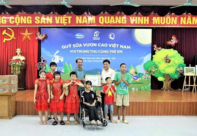 Thêm một mùa Trung thu ấm áp trong hành trình 15 năm của Quỹ sữa Vươn cao Việt Nam ảnh 2