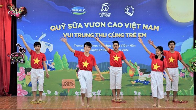 Thêm một mùa Trung thu ấm áp trong hành trình 15 năm của Quỹ sữa Vươn cao Việt Nam ảnh 3