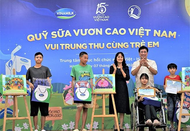 Thêm một mùa Trung thu ấm áp trong hành trình 15 năm của Quỹ sữa Vươn cao Việt Nam ảnh 5