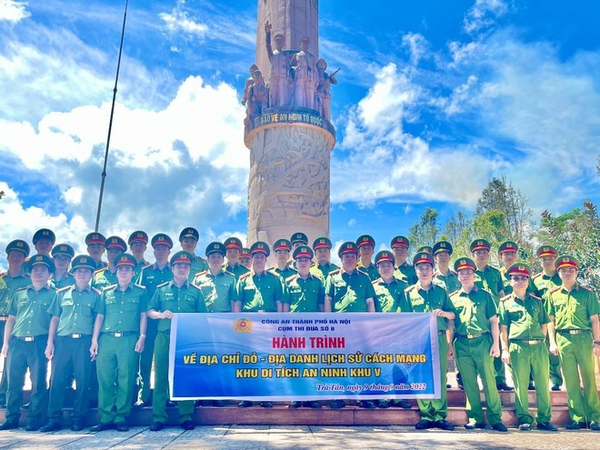 ‘Về nguồn’ để vun đắp thêm tinh thần vì nhân dân phục vụ ảnh 1