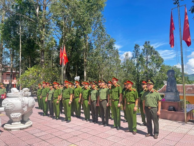 ‘Về nguồn’ để vun đắp thêm tinh thần vì nhân dân phục vụ ảnh 2