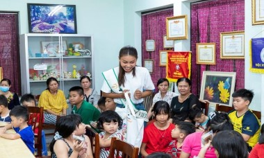 Miss Earth Việt Nam 2022 - Thạch Thu Thảo giản dị chơi đùa cùng các em nhỏ làng SOS