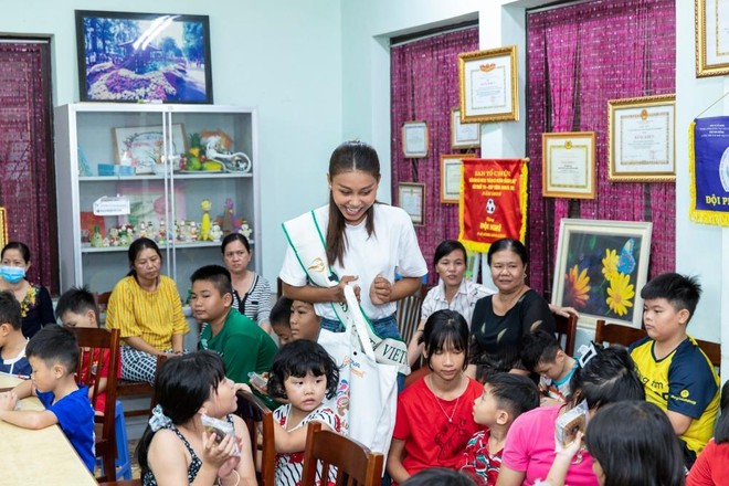 Miss Earth Việt Nam 2022 - Thạch Thu Thảo giản dị chơi đùa cùng các em nhỏ làng SOS ảnh 1