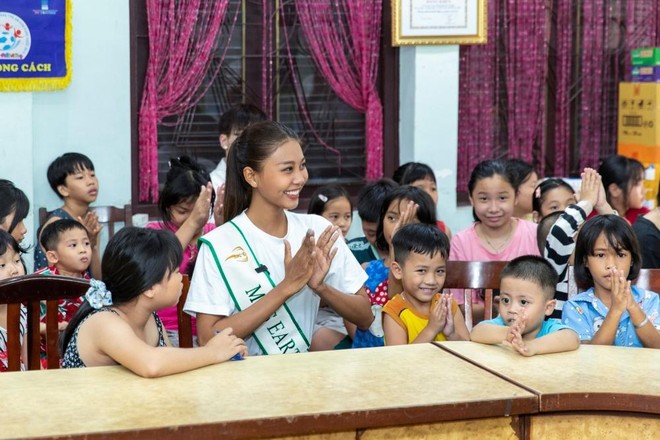 Miss Earth Việt Nam 2022 - Thạch Thu Thảo giản dị chơi đùa cùng các em nhỏ làng SOS ảnh 2