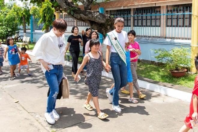 Miss Earth Việt Nam 2022 - Thạch Thu Thảo giản dị chơi đùa cùng các em nhỏ làng SOS ảnh 3