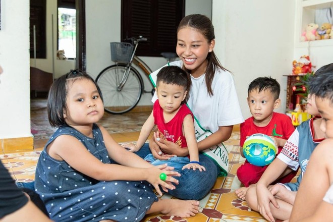 Miss Earth Việt Nam 2022 - Thạch Thu Thảo giản dị chơi đùa cùng các em nhỏ làng SOS ảnh 8