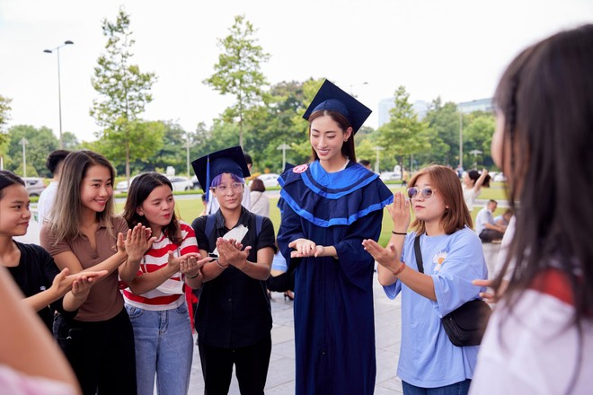 Hoa hậu Lương Thùy Linh gây ấn tượng với thành tích tốt nghiệp Đại học loại xuất sắc ảnh 11