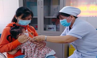 Thiếu vaccine sởi, nhà cung cấp có sẵn trong kho nhưng không cấp được vì... vướng thủ tục