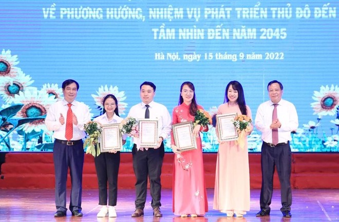 Bốn thí sinh đoạt giải Nhất hội thi tìm hiểu Nghị quyết 15 về phương hướng phát triển Thủ đô Hà Nội ảnh 3