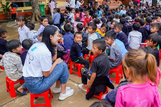 Hoa hậu Nông Thuý Hằng và Hoa Đan mang sách lên núi mở “thư viện ước mơ” ảnh 4