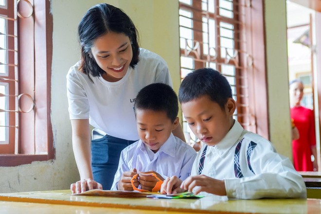 Hoa hậu Nông Thuý Hằng và Hoa Đan mang sách lên núi mở “thư viện ước mơ” ảnh 5