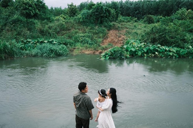 Trường Giang - Nhã Phương hiếm hoi khoe con gái trong bộ ảnh kỷ niệm ngày cưới ảnh 2