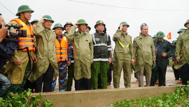 Họp khẩn với địa phương trong tâm bão số 4, Phó Thủ tướng yêu cầu lưu ý hoàn lưu bão ảnh 2