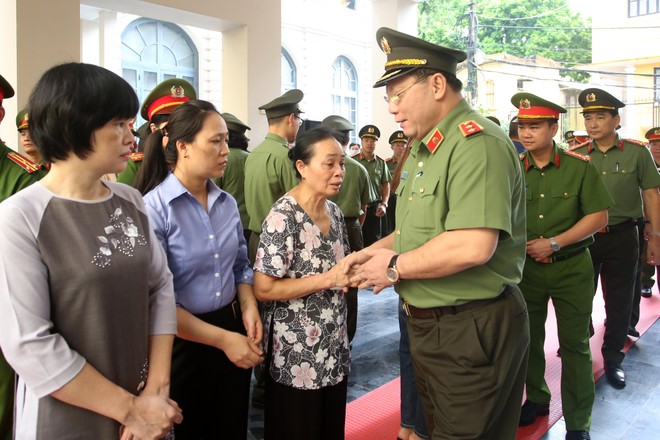 Trang trọng lễ gắn biển tên các liệt sĩ Công an Hà Nội trong vụ cháy ở Quan Hoa ảnh 5