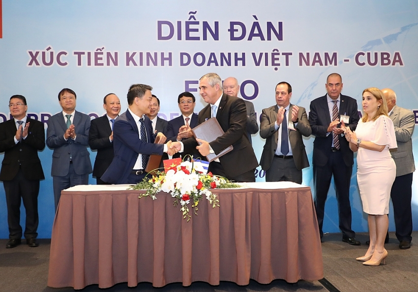 Ông Nguyễn Ngọc Nghị, Phó Tổng Giám đốc Tập đoàn T&T Group (bên trái) và ông Eduardo Martínez Díaz, Chủ tịch Tập đoàn BioCubaFarma trao biên bản ghi nhớ hợp tác