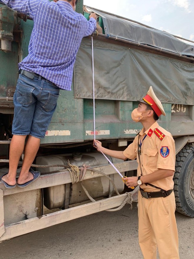 Công an huyện Gia Lâm: Kiểm soát phương tiện quá tải là nhiệm vụ thường xuyên, liên tục ảnh 1