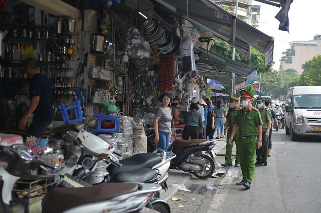 Quận Hoàn Kiếm giải tỏa toàn bộ hành lang, trả lại lòng đường hè phố phục vụ người dân đi lại ảnh 1