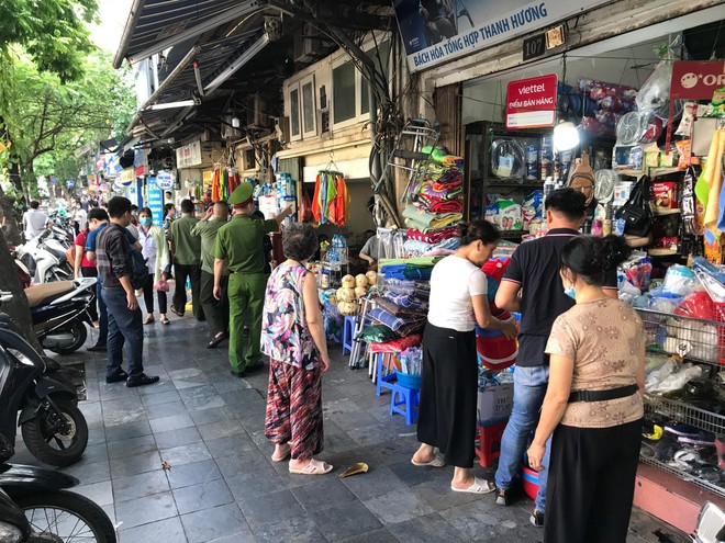 Quận Hoàn Kiếm giải tỏa toàn bộ hành lang, trả lại lòng đường hè phố phục vụ người dân đi lại ảnh 4