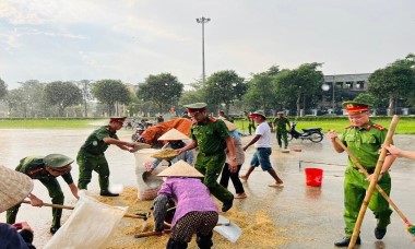 Xúc động hình ảnh cán bộ Công an đội mưa chạy lúa giúp dân