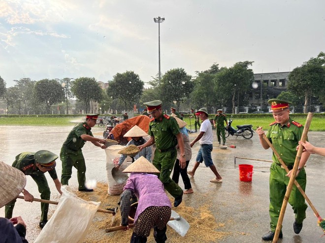 Xúc động hình ảnh cán bộ Công an đội mưa chạy lúa giúp dân ảnh 4