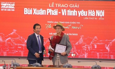 Đạo diễn Trần Văn Thủy bật khóc khi nhận giải thưởng "Bùi Xuân Phái - Vì tình yêu Hà Nội"