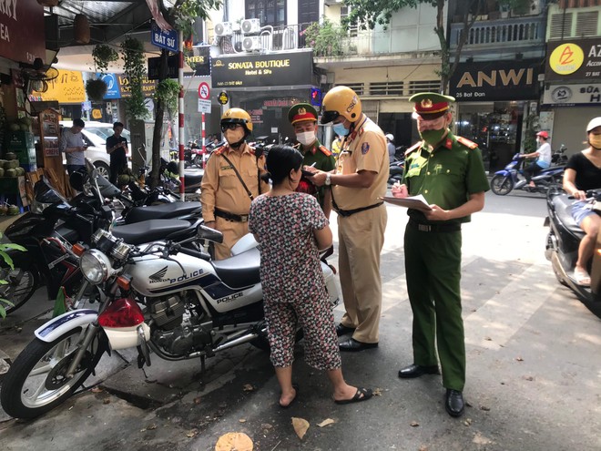 Mạnh tay xử lý bãi xe không phép, sai phép và những vi phạm trật tự đô thị tại quận Hoàn Kiếm ảnh 2