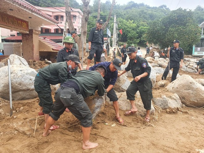 Nặng nghĩa tình với đồng bào vùng lũ ảnh 1