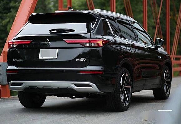 Mitsubishi Outlander lộ diện mô hình mới: Mở bán vào tháng 11 năm nay