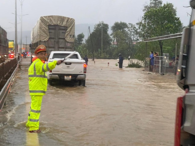 Mưa xối xả đổ xuống Trung bộ, Thủ tướng yêu cầu chủ động sơ tán nhân dân ảnh 1