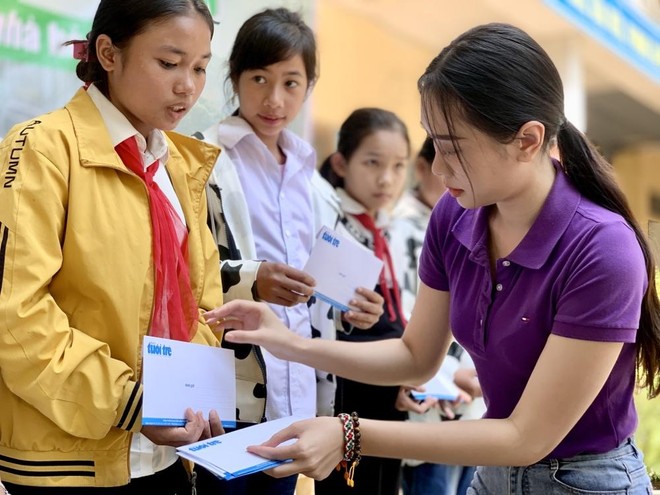 Hoa hậu Ban Mai - Miss Peace Vietnam 2022 trao học bổng và hỗ trợ người dân bị lũ quét ở huyện Kỳ Sơn, Nghệ An ảnh 2