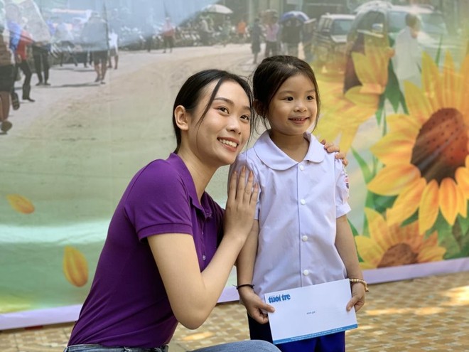 Hoa hậu Ban Mai - Miss Peace Vietnam 2022 trao học bổng và hỗ trợ người dân bị lũ quét ở huyện Kỳ Sơn, Nghệ An ảnh 5