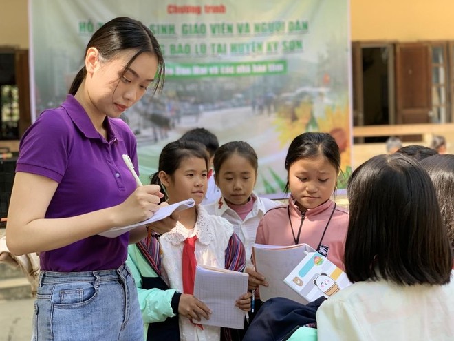 Hoa hậu Ban Mai - Miss Peace Vietnam 2022 trao học bổng và hỗ trợ người dân bị lũ quét ở huyện Kỳ Sơn, Nghệ An ảnh 6