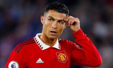 MU mất cả đống tiền nếu 'tống khứ' Ronaldo