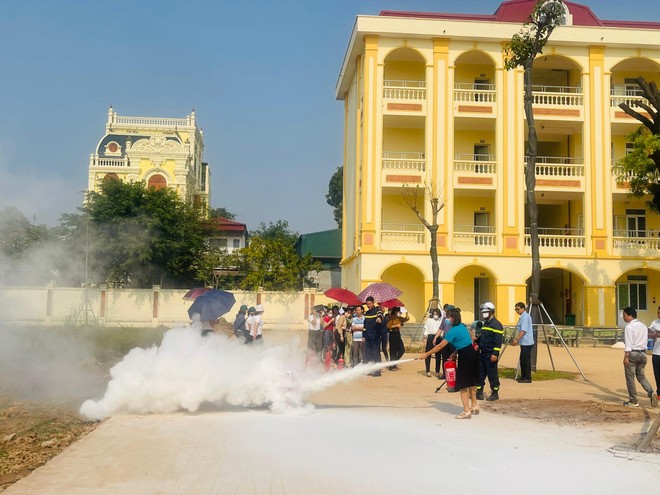 Trang bị kỹ năng thoát nạn, xử lý tình huống khi có cháy, nổ cho 1.500 giáo viên, học sinh ảnh 3