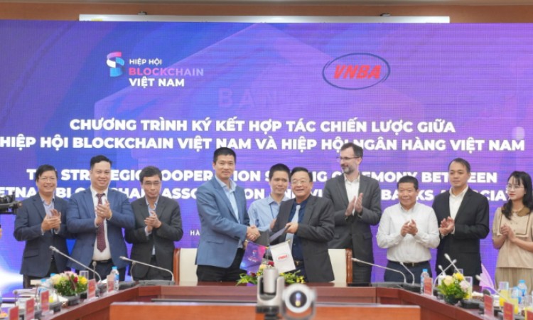 https://www.kinhteplus.com.vn/Resources/Blogs/B0485/GaaVZu/246903/image/656165/cong-nghe-blockchain-se-thay-doi-tuong-lai-cua-he-thong-ngan-hang-656165.jpg