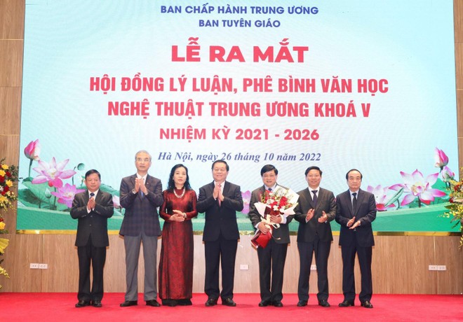 PGS.TS Nguyễn Thế Kỷ giữ chức Chủ tịch Hội đồng Lý luận, phê bình VHNT Trung ương khóa V ảnh 2