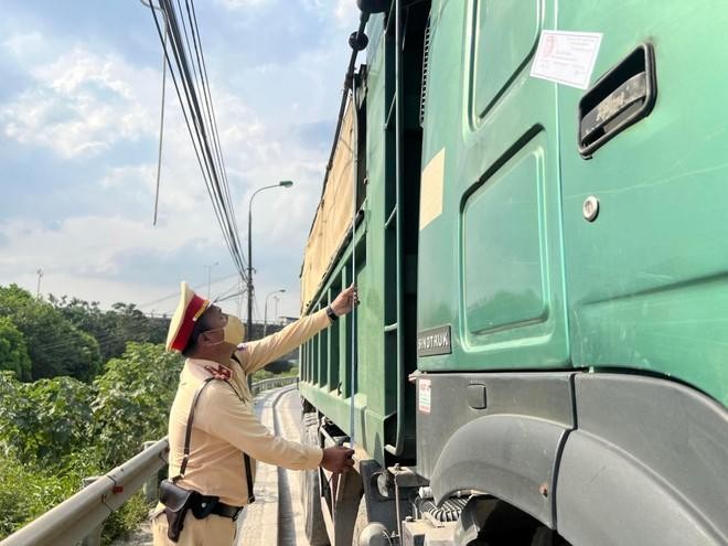 Công an Hà Nội quyết liệt xử lý vi phạm trật tự, an toàn giao thông (1): Những chiêu trò đối phó của lái xe ảnh 2