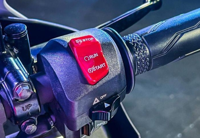 Yamaha YZF-R15M bản giới hạn có công tắc khởi động động cơ tích hợp với nút tắt động cơ