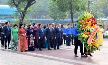 Lãnh đạo thành phố Hà Nội đặt hoa tưởng niệm tại Tượng đài V.I.Lênin