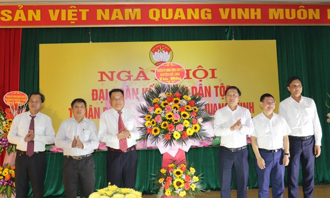 Giám đốc Công an Hà Nội tặng quà người dân nhân dịp Ngày hội Đại đoàn kết dân tộc ảnh 2