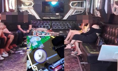 'Đột kích' quán karaoke lúc rạng sáng, phát hiện khách hát có ma túy